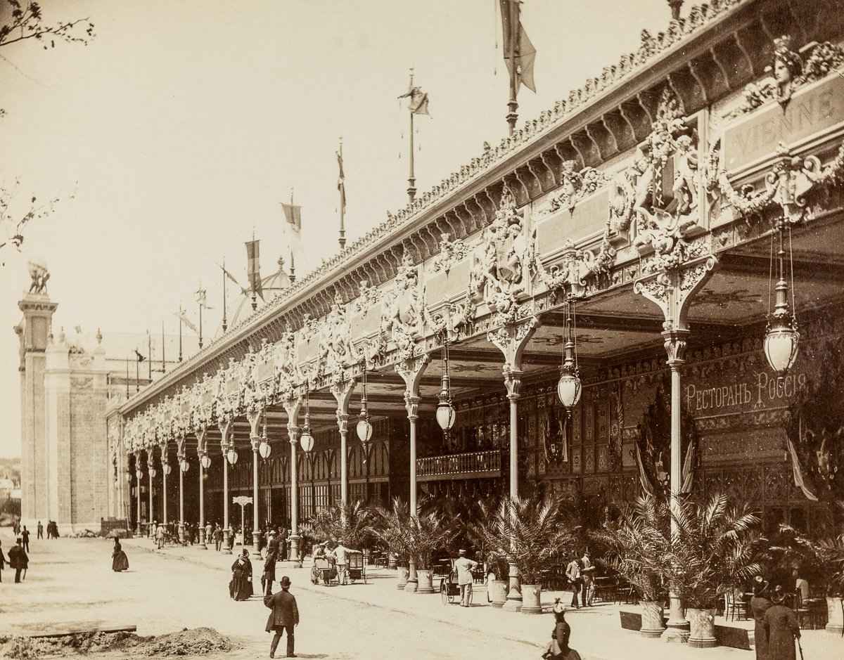 Visitors strolling between exhibitions