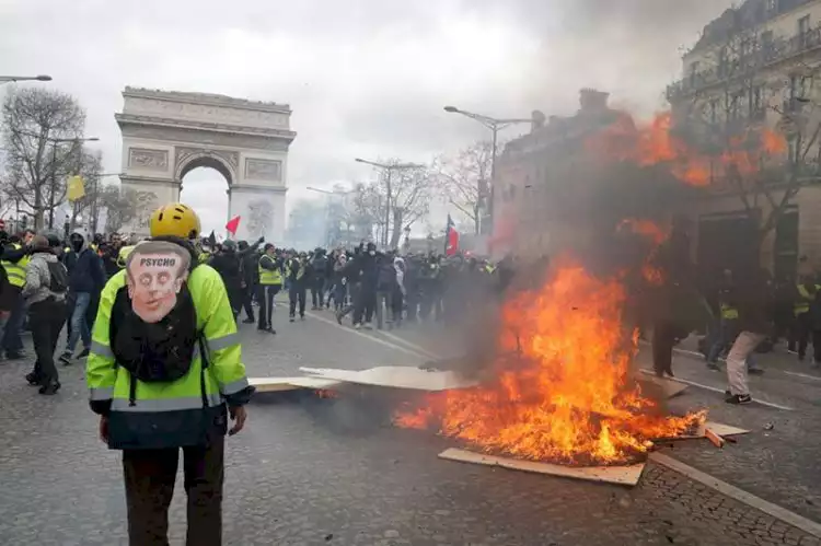 A notícia, o fato e a verdade sobre os protestos em Paris.